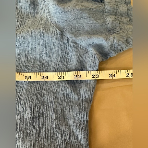 Well Worn Blue Textured Blouse Size L Ruffle Sleeve V-Neck Lightweight - Picture 6 of 9